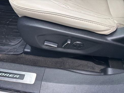 Used 2017 Ford Explorer Platinum image 12