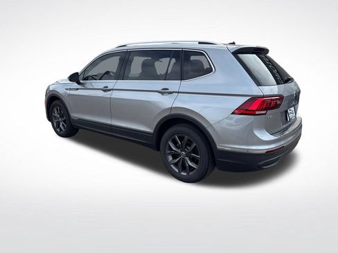 Used 2024 Volkswagen Tiguan SE w/ Panoramic Sunroof Package AWD/4WD image 3