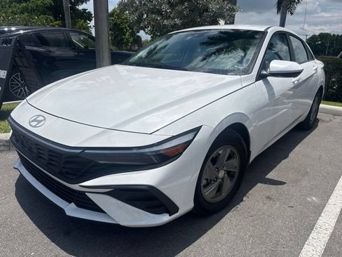 Certified 2025 Hyundai Elantra SE FWD image 1