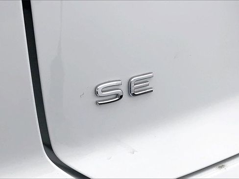 Used 2025 Volkswagen Atlas Cross Sport SE image 8