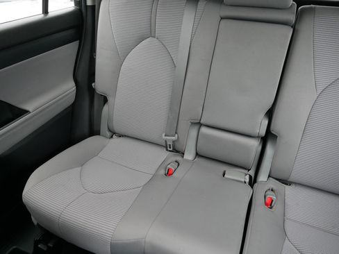 Used 2021 Toyota Highlander LE AWD/4WD image 12