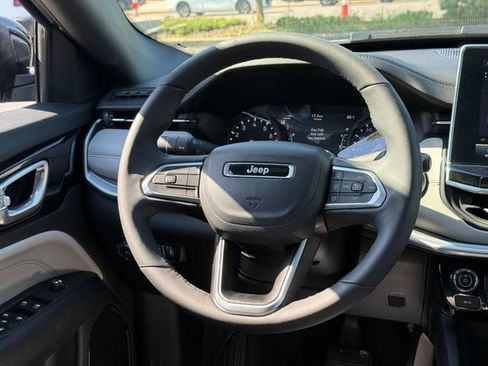 Used 2025 Jeep Compass Limited AWD/4WD image 13