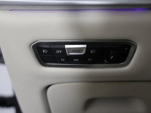 Used 2021 BMW X7 xDrive40i w/ M Sport Package image 11