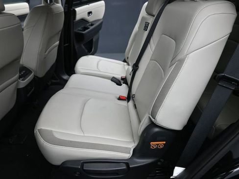 Used 2025 Nissan Pathfinder SL FWD image 19