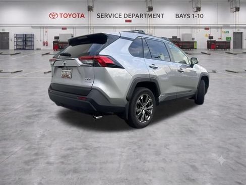 Used 2022 Toyota RAV4 XLE Premium AWD/4WD image 5