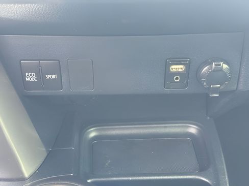 Used 2018 Toyota RAV4 LE FWD image 54