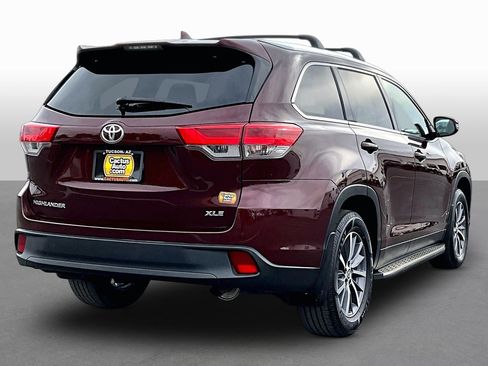 Used 2019 Toyota Highlander XLE image 2