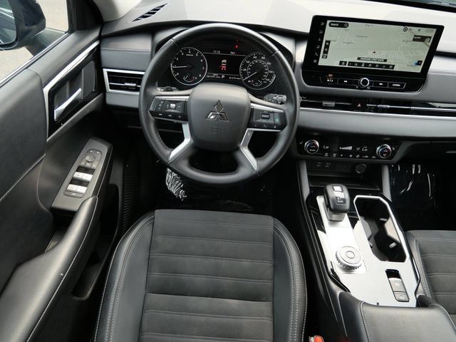 Used 2025 Mitsubishi Outlander SE AWD/4WD image 12