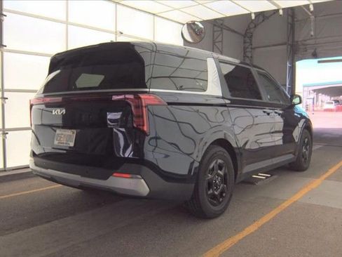 Used 2025 Kia Carnival LXS image 3