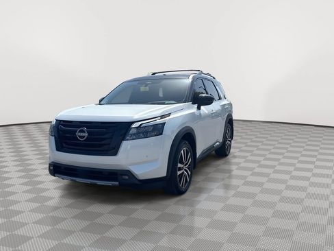 Certified 2025 Nissan Pathfinder Platinum w/ Black Appearance Package AWD/4WD image 5