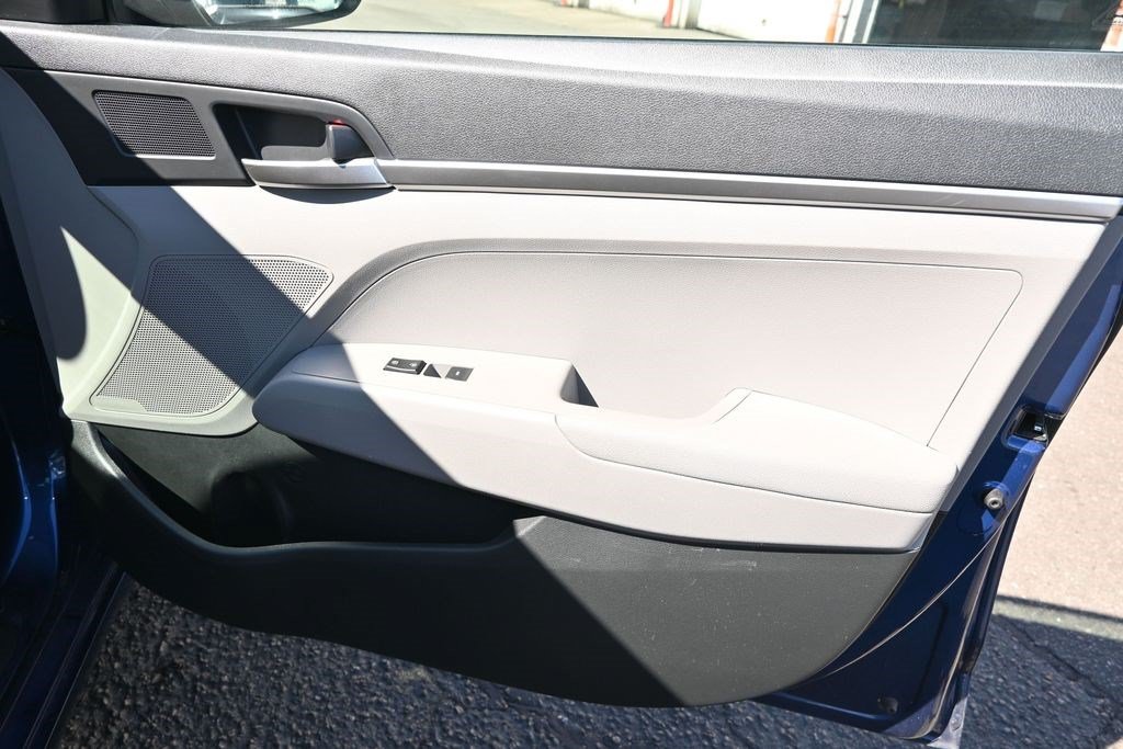 Used 2020 Hyundai Elantra SE FWD image 18