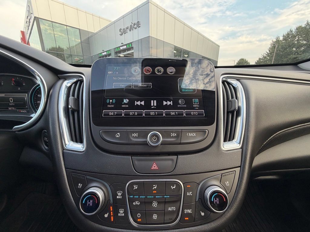 Used 2018 Chevrolet Malibu Premier w/ Premier Sun and Wheel Package FWD image 10