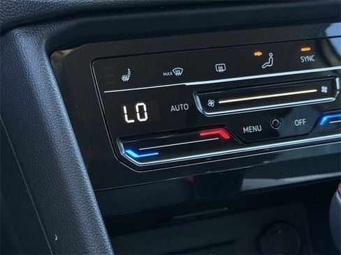 Certified 2025 Volkswagen Taos SE image 18