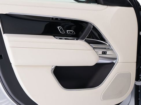 Used 2025 Land Rover Range Rover SE image 11