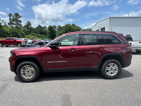 Used 2025 Jeep Grand Cherokee Laredo RWD image 8