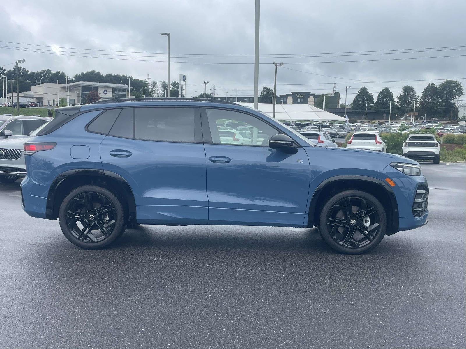 New 2026 Volkswagen Tiguan SE R-Line AWD/4WD image 8