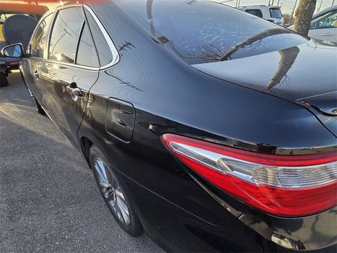 Used 2017 Toyota Camry SE image 5