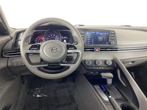 Used 2021 Hyundai Elantra SE FWD image 19