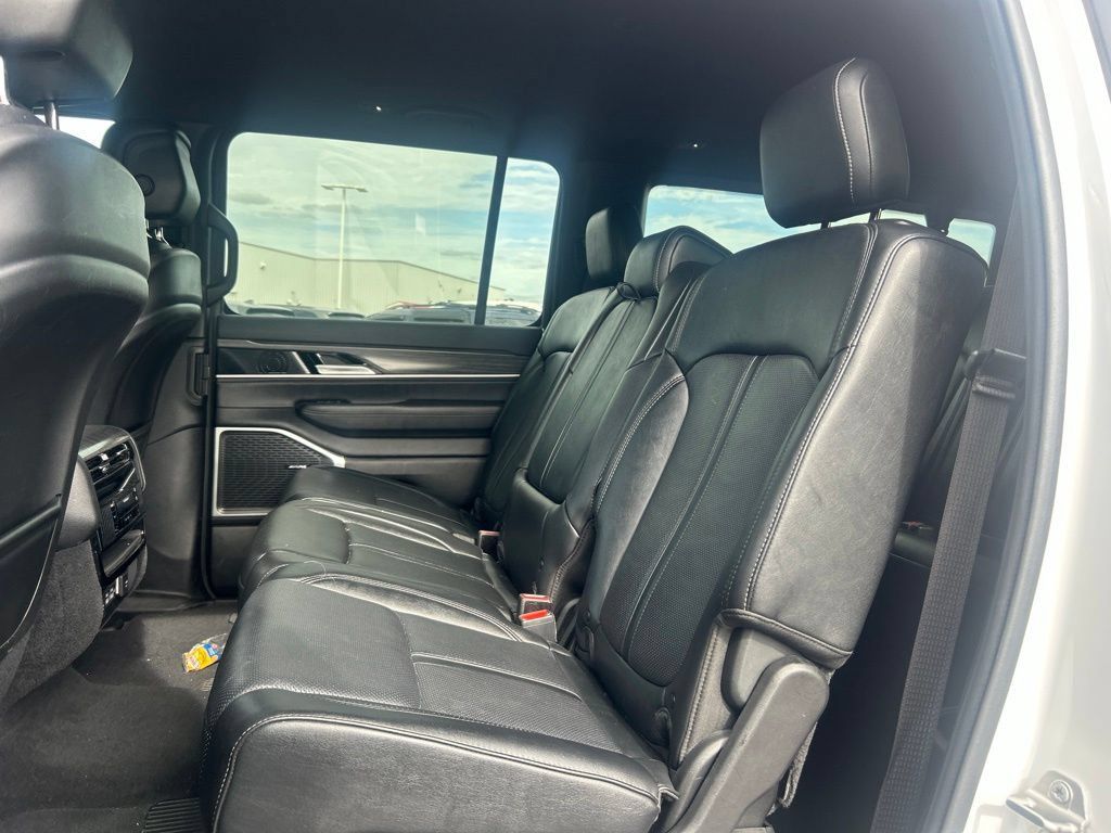 Used 2024 Jeep Wagoneer L Series II w/ Flexible Seating Group AWD/4WD image 7