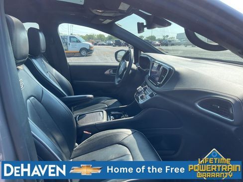 Used 2025 Chrysler Pacifica Limited FWD image 28