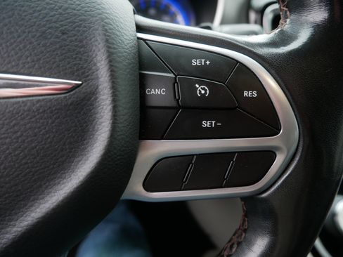 Used 2020 Chrysler Pacifica Touring-L FWD image 26