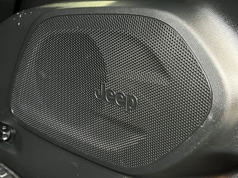 Used 2022 Jeep Cherokee Latitude w/ Sun & Sound Group image 11