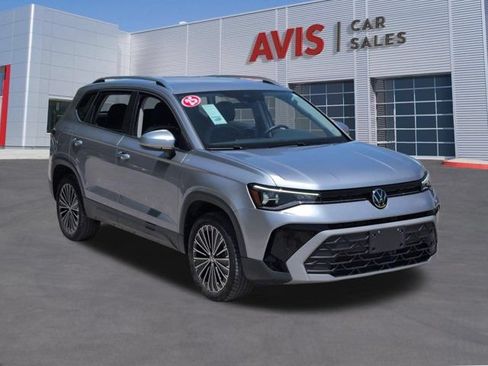 Used 2025 Volkswagen Taos SE FWD image 3