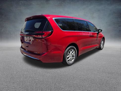 Used 2026 Chrysler Pacifica Select FWD image 8