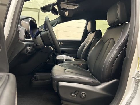 New 2026 Chrysler Pacifica Select FWD image 7