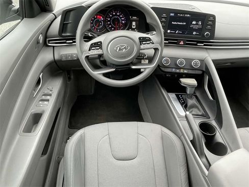 Used 2022 Hyundai Elantra SE image 13