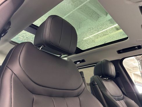 New 2025 Land Rover Range Rover Long Wheelbase SE image 24