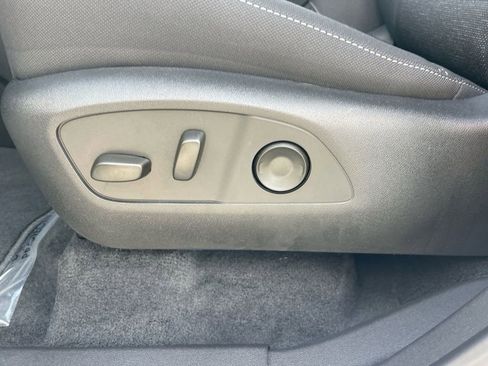 Used 2025 Chevrolet Traverse LT image 10