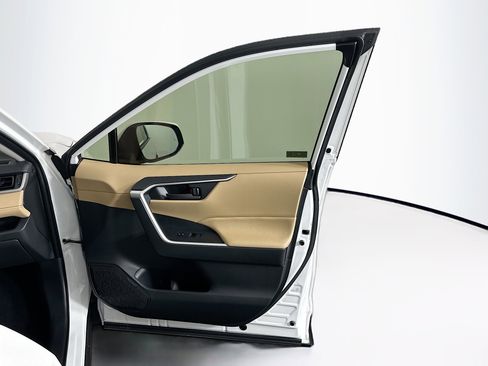 Used 2025 Toyota RAV4 LE image 32