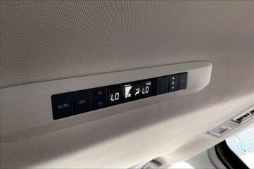 Used 2023 Toyota Sienna XLE FWD image 28