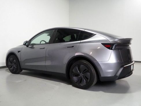 Used 2026 Tesla Model Y Long Range RWD image 8