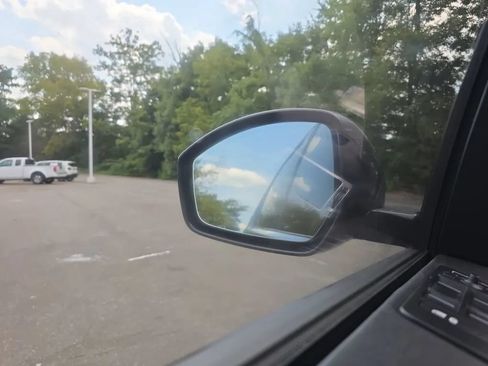 Used 2019 Land Rover Discovery Sport HSE AWD/4WD image 26