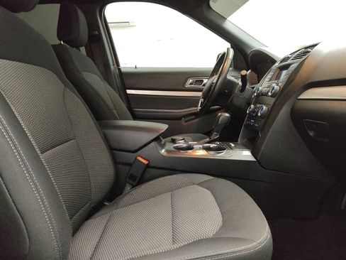 Used 2018 Ford Explorer XLT image 21