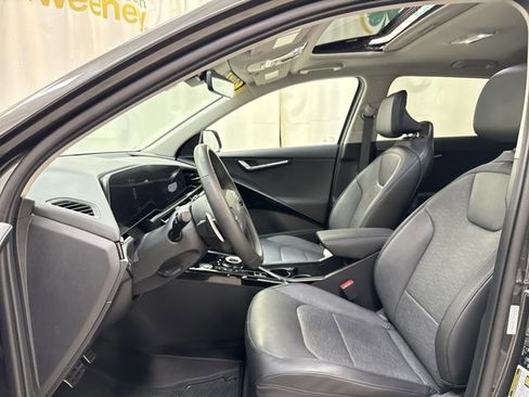 Used 2024 Kia Niro SX Touring image 12