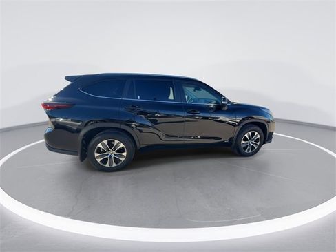 Used 2024 Toyota Highlander XLE image 9