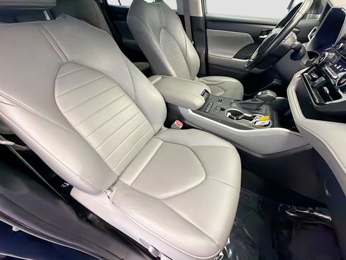 Used 2020 Toyota Highlander XLE FWD image 15