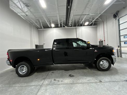 Used 2024 RAM 3500 Tradesman w/ Chrome Appearance Group image 5