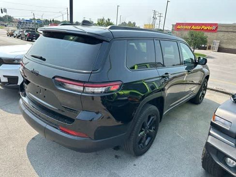 Used 2023 Jeep Grand Cherokee L Limited w/ Black Appearance Package AWD/4WD image 17