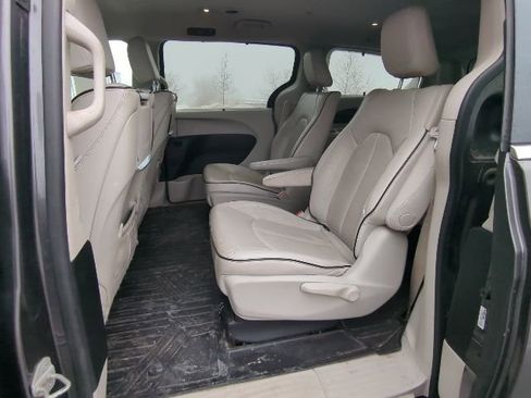 Used 2019 Chrysler Pacifica Limited w/ Advanced Safetytec Group image 5