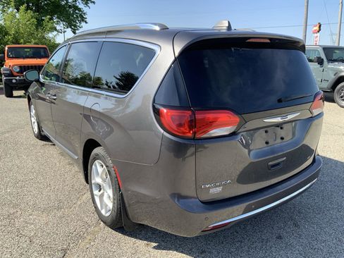 Used 2018 Chrysler Pacifica Touring-L Plus w/ Tire & Wheel Group FWD image 6