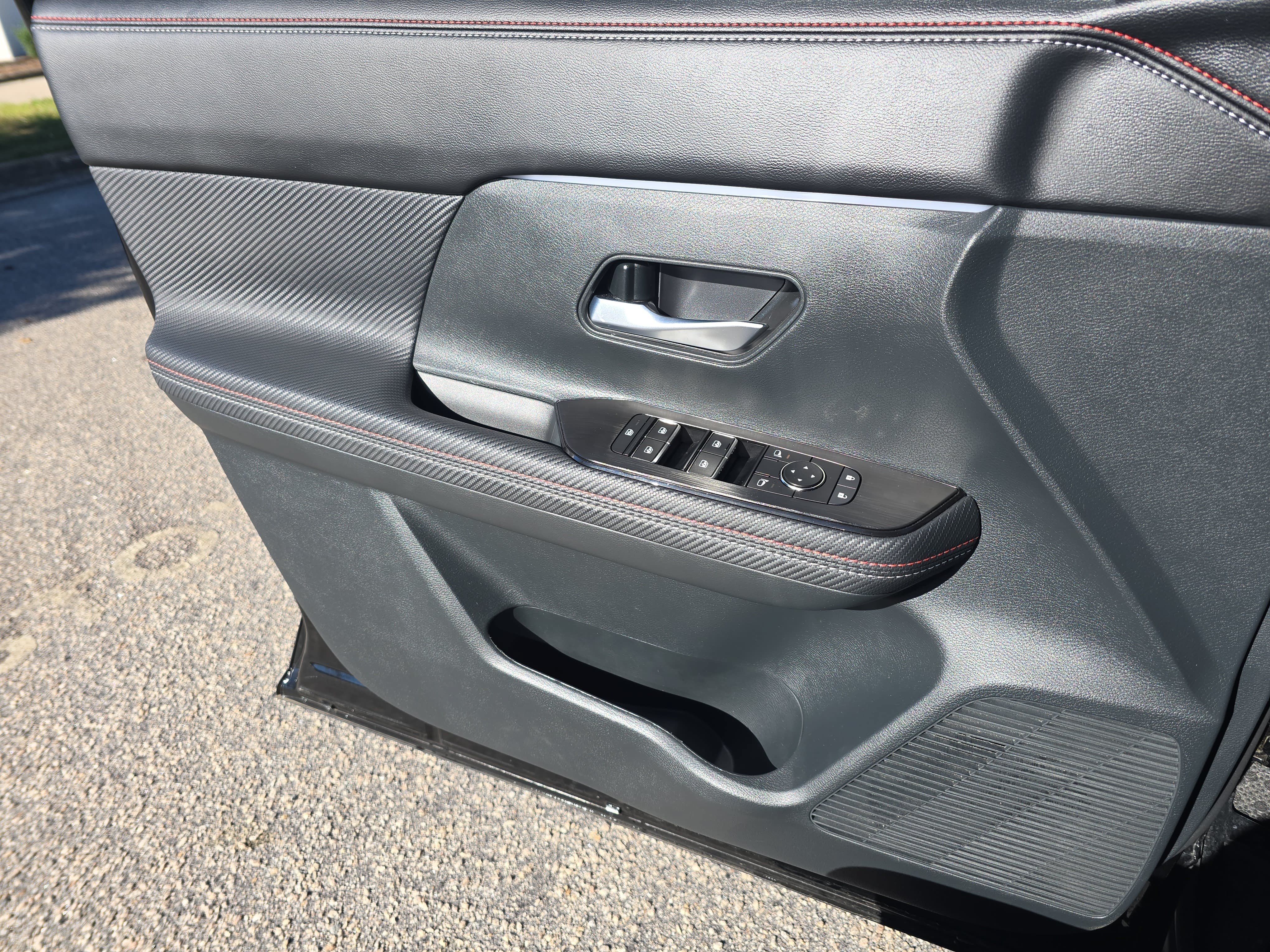Used 2025 Nissan Kicks SR FWD image 26