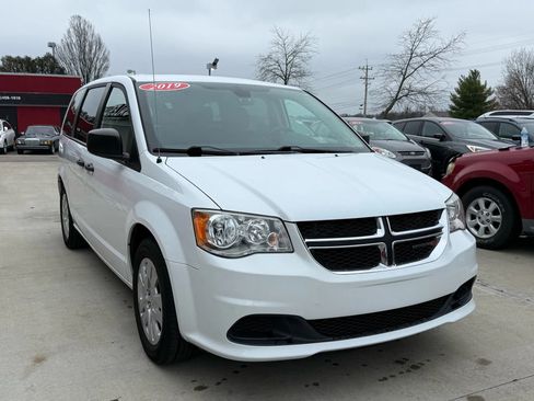 Used 2019 Dodge Grand Caravan SE w/ UConnect Hands-Free Group image 2
