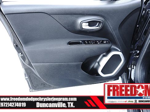 Used 2020 Jeep Renegade Latitude FWD image 39