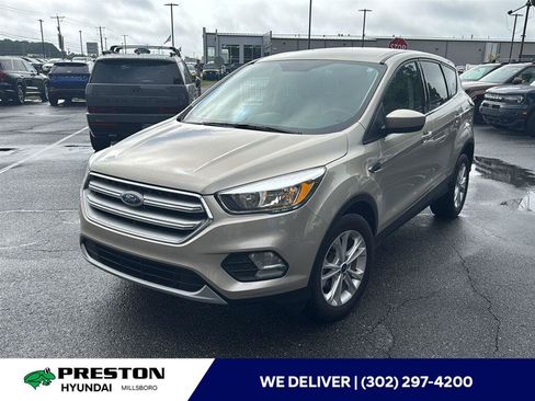 Used 2017 Ford Escape SE FWD image 1