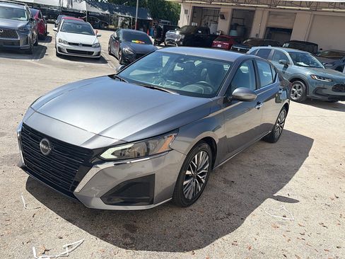 Used 2023 Nissan Altima 2.5 SV FWD image 3