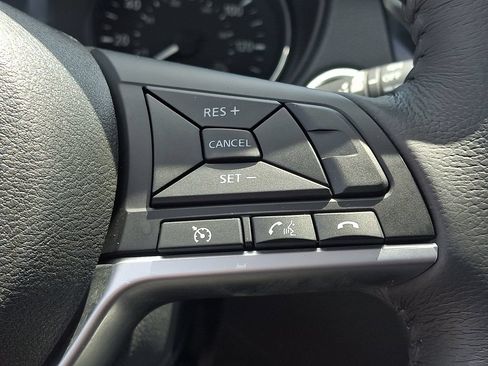 Used 2017 Nissan Rogue SV w/ Sun & Sound Touring Package AWD/4WD image 22